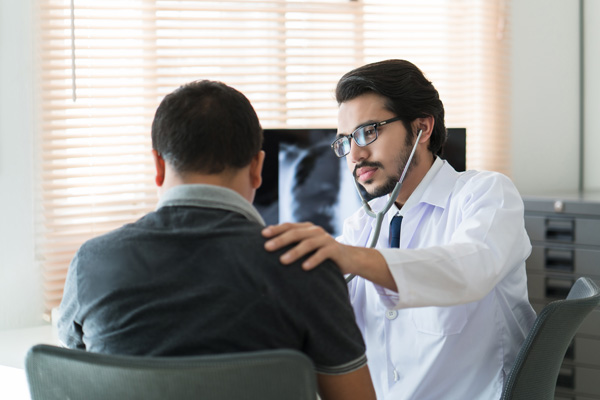 Doctors,Are,Using,A,Stethoscope,To,Check,Lungs,And,Heart.